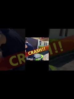 [x]【顔面強打！】初めてバイクに乗ったママがまさかの転倒事故！！ 衝撃映像！#shorts #事故 #バイク - YouTube