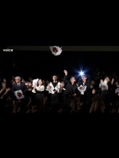 [x]柳楽優弥＆黒島結菜＆中川大志ら客席通路からサプライズ「良いブーケトスでした！」 『夏目アラタの結婚』公開初日舞台挨拶 - YouTube