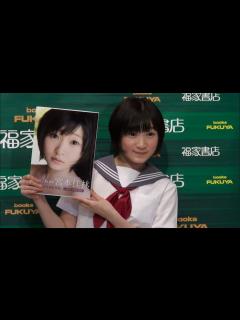 [x]Juice＝Juice宮本佳林、スクール水着やビキニに挑戦 初写真集が発売 宮本佳林ファースト写真集『佳林』発売記念握手会イベント - YouTube