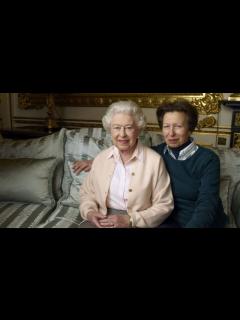 [x]エリザベス英女王、90歳の記念に孫やひ孫たちと写真 - BBCニュース