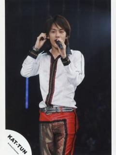 [x]駿河屋 - KAT-TUN/中丸雄一/ライブフォト・膝上・衣装白黒赤・右手耳元・左手マイク/公式生写真（男性生写真）