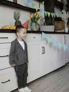 [x]パーティーで楽しんでいる子供たちのスローモーションビデオ：無料の動画素材