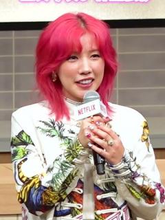 [x]巫女ちゃん ” #仲里依紗 赤髪＆ド派手衣装で #かしこみかしこみ Netflixシリーズ『#離婚しようよ 』配信記念イベント - YouTube