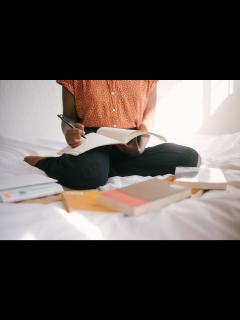 [x]緑の木々の近くの黒い屋根で本を読んで白、緑、赤の花のキャップスリーブのドレスを着ている女性：無料の写真素材