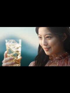 [x]今田美桜、グラス見つめ「好き…」 リリー・フランキーと「キリンウイスキー 陸」新CM出演 - YouTube