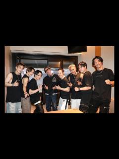 [x]新着- 木村拓哉、岩田剛典&NAOTOら三代目JSBライブへ！激レアなメンバーとの集合写真も - YouTube