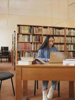 [x]勉強している人：無料の動画素材