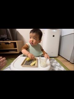 [x]りんごを食べるりっくん 14 months Rikkun eating an apple. - YouTube