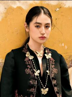 [x]八木莉可子とディオール。悠久の地に舞う、美しき蝶の物語｜ハーパーズ バザー（Harper's BAZAAR）公式