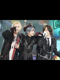 [x]HYDE×手越祐也のキス、DAIGOも合わせた3人での「GLAMOROUS SKY」など披露【黒ミサ Halloween】 | Daily ...
