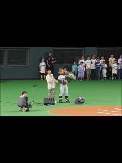 [x]2015.9.21 松山千春 大空と大地の中で 札幌ドーム 北海道日本ハムファイターズ戦 - YouTube