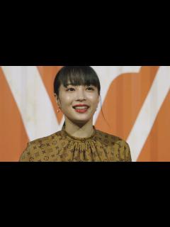 [x]広瀬すず、ルイ・ヴィトンのスカートに「一目ぼれ」 メンズショーに「ドキドキ」 - YouTube